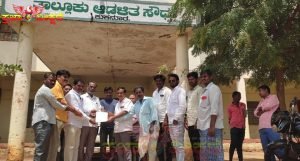 Read more about the article LOCAL EXPRESS : ದೇವಸ್ಥಾನದ ಜಾಗೆಯಲ್ಲಿ ಸರ್ಕಾರಿ ಕಟ್ಟಡಗಳ ನಿರ್ಮಾಣಕ್ಕೆ ಗ್ರಾಮಸ್ಥರ ವಿರೋಧ :  ತಹಶೀಲ್ದಾರ್‌ಗೆ ಮನವಿ!