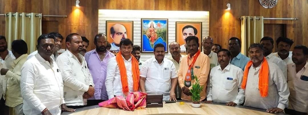 Read more about the article POLITICAL ROUND : ಬಿಜೆಪಿ ನೂತನ ಜಿಲ್ಲಾಧ್ಯಕ್ಷ ನವೀನ್ ಕುಮಾರ್ ಗುಳಗಣ್ಣನವರ್ ಗೆ  ಅಭಿನಂದನೆಗಳ ಮಹಾಪೂರ.!!
