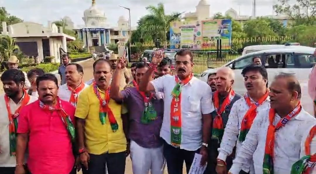 Read more about the article LOCAL NEWS : ಕಾಂಗ್ರೆಸ್ ಶಾಸಕ ಜಿ.ಎಸ್. ಪಾಟೀಲ್ ಹೇಳಿಕೆ ಖಂಡಿಸಿ ಗದಗನಲ್ಲಿ ಬಿಜೆಪಿ ಕಾರ್ಯಕರ್ತರು ಪ್ರತಿಭಟನೆ!