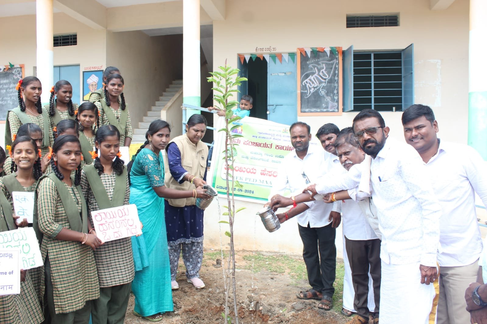 Read more about the article LOCAL NEWS : ತಾಯಿಯ ಹೆಸರಲ್ಲಿ ಗಿಡ ನೆಡಿ : ಗ್ರಾ.ಪಂ ಅಧ್ಯಕ್ಷೆ ಕವಿತಾ