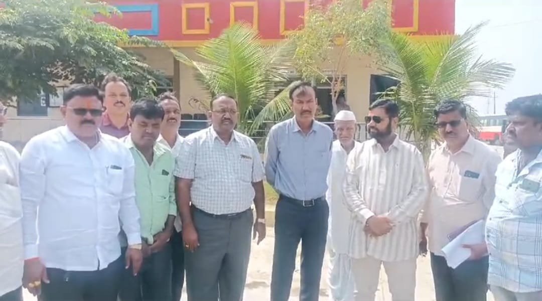 Read more about the article LOCAL NEWS : ಬಸ್ ಡಿಪೋ ಅವ್ಯವಸ್ಥೆ : ಜಿಲ್ಲಾ ಸಾರಿಗೆ ಕೆಎಸ್‌ಆರ್‌ಟಿಸಿ ಡಿ ಸಿ ಭೇಟಿ..!