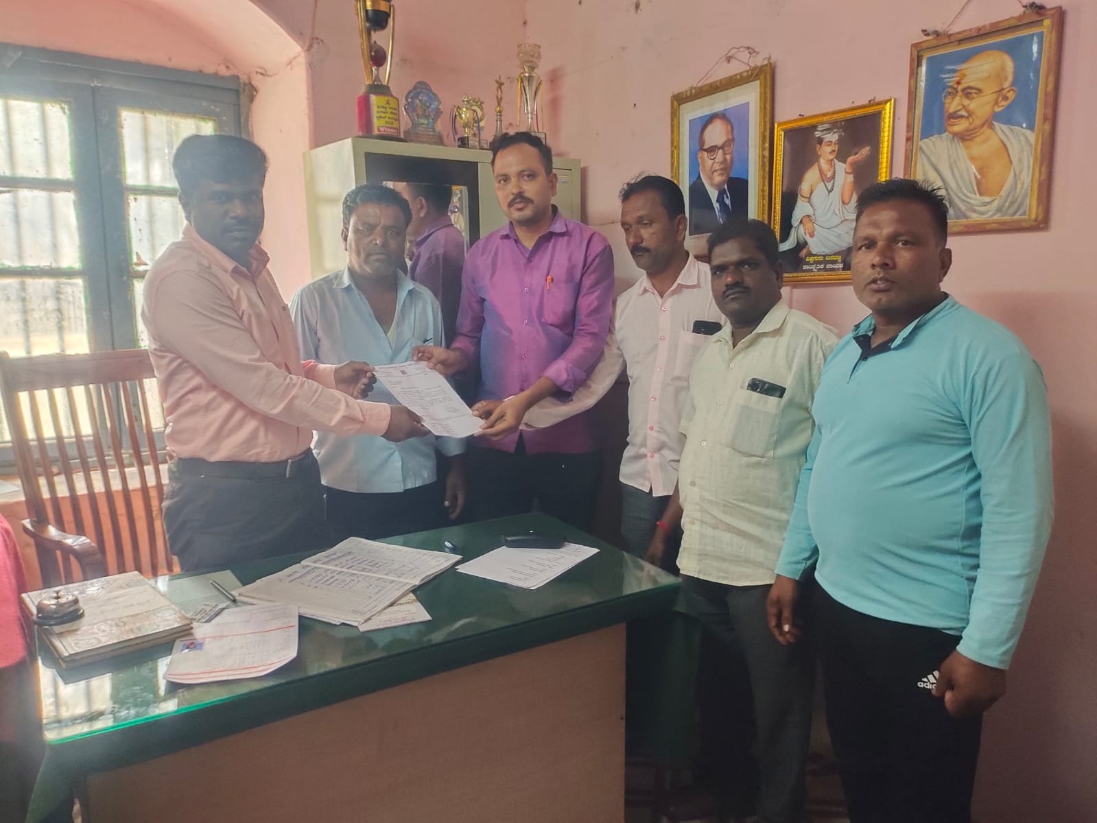 Read more about the article LOCAL NEWS : ಬಸ ಡಿಪೋ ರಸ್ತೆ ದುರಸ್ತಿಗೊಳಿಸುವಂತೆ ಪಟ್ಟಣ ಪಂಚಾಯತ್ ಮುಖ್ಯ ಅಧಿಕಾರಿಗಳಿಗೆ ಮನವಿ!