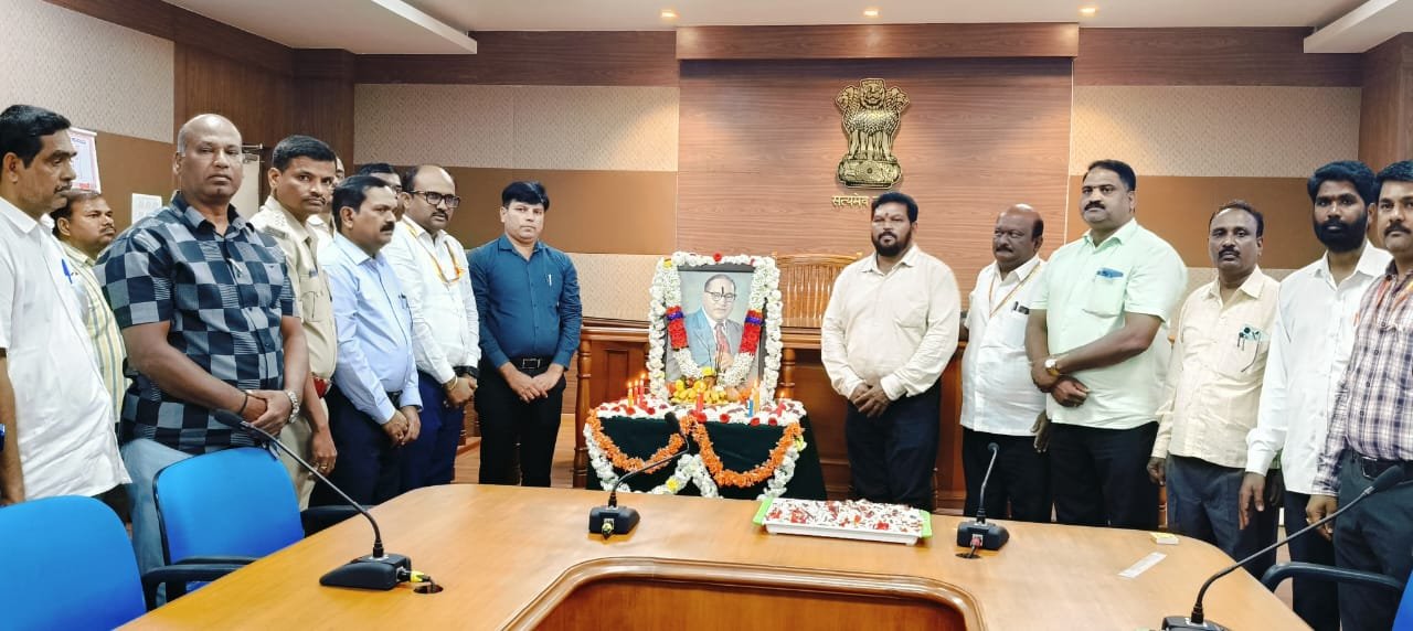 Read more about the article LOCAL NEWS : ಡಾ.ಬಿ.ಆರ್.ಅಂಬೇಡ್ಕರ್ ರವರ ಮಹಾ ಪರಿನಿರ್ವಾಣ ದಿನ: ಜಿಲ್ಲಾಡಳಿತದಿಂದ ಪುಷ್ಪನಮನ ಸಲ್ಲಿಕೆ