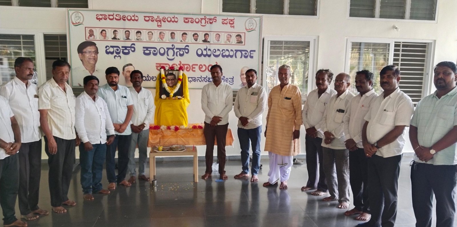 Read more about the article LOCAL NEWS : ಕಾಂಗ್ರೆಸ್ ಕಛೇರಿಯಲ್ಲಿ ಶ್ರದ್ಧಾಂಜಲಿ ಸಭೆ : ಮಾಜಿ‌ ಸಿಎಂ ಎಸ್.ಎಂ.ಕೃಷ್ಣ ನಿಧನಕ್ಕೆ ಕಂಬನಿ..!