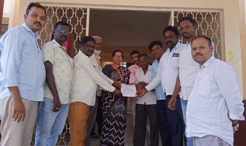Read more about the article LOCAL NEWS : ಸಿ ಸಿ ಕಂಪನಿಯಿಂದ ಹಾಳಾದ ಗ್ರಾಮೀಣ ರಸ್ತೆ ಸುಧಾರಣೆಗಾಗಿ ದಂಡಾಧಿಕಾರಿಗಳಿಗೆ ಮನವಿ..!!