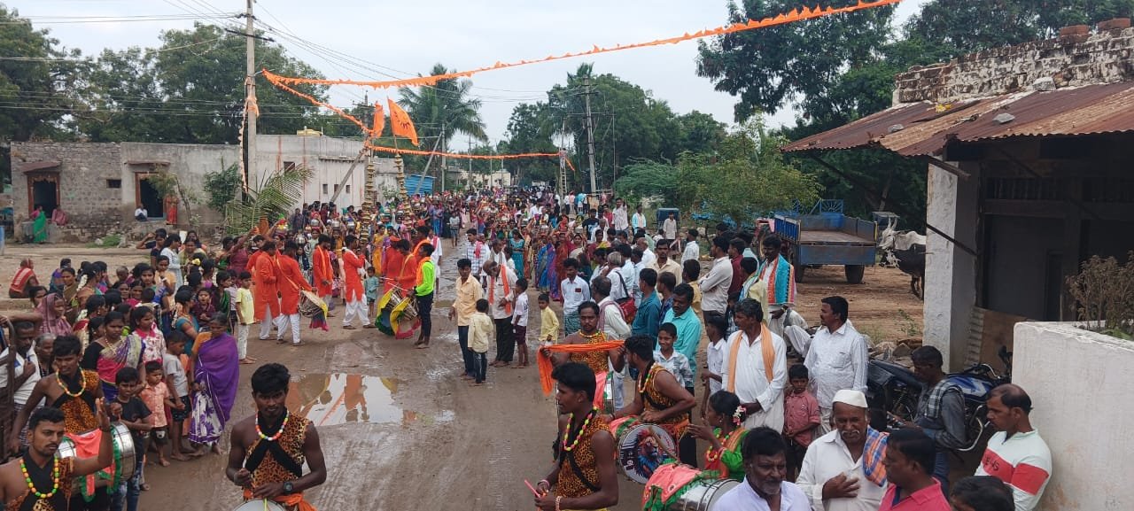You are currently viewing  LOCAL NEWS : ವಿಜೃಂಭಣೆಯಿಂದ ನೆರವೇರಿದ 108 ಕುಂಭ ಮೆರವಣಿಗೆ ಕಾರ್ಯಕ್ರಮ