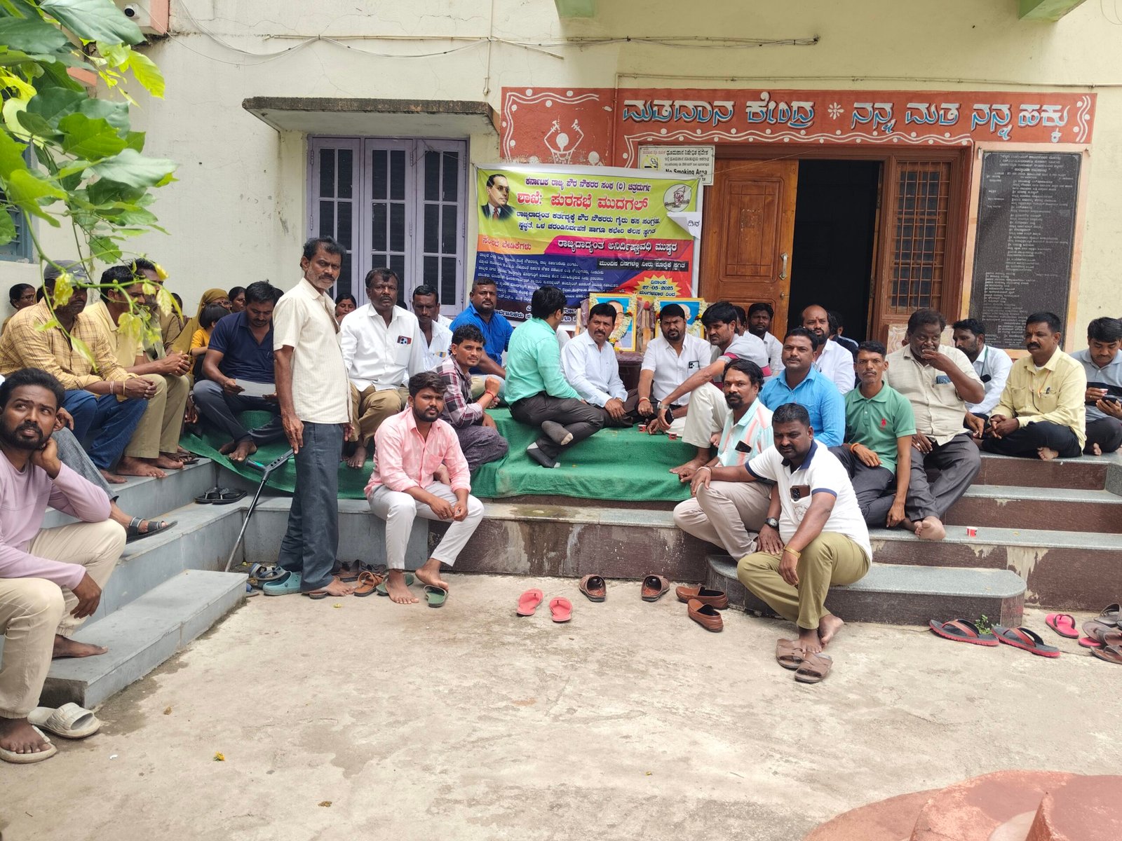 Read more about the article LOCAL NEWS : ಪೌರಸೇವ ನೌಕರರ ಮುಷ್ಕರದ ಮೂರನೇ ದಿನ ಪುರಸಭೆಯ ಆಡಳಿತ ಬೆಂಬಲ‌..!