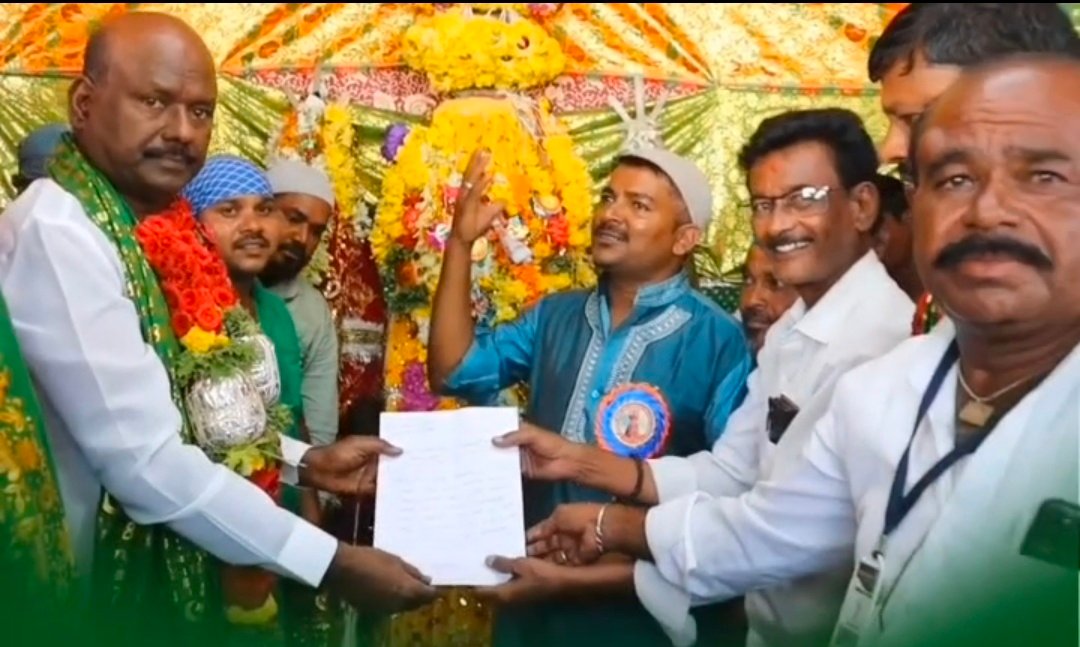 Read more about the article LOCAL NEWS : ಮೇಗಳಪೇಟೆಯ ಹುಸೇನಿ ಆಲಂ ದಗ೯ದ ದುರಸ್ಥಿಗಾಗಿ 20 ಲಕ್ಷ ರೂಪಾಯಿ ಅನುದಾನ ಮಂಜೂರು ಮಾಡಿ ಶಾಸಕಾದ ಮಾನಪ್ಪ ವಜ್ಜಲ್ ಗೆ ಮನವಿ…
