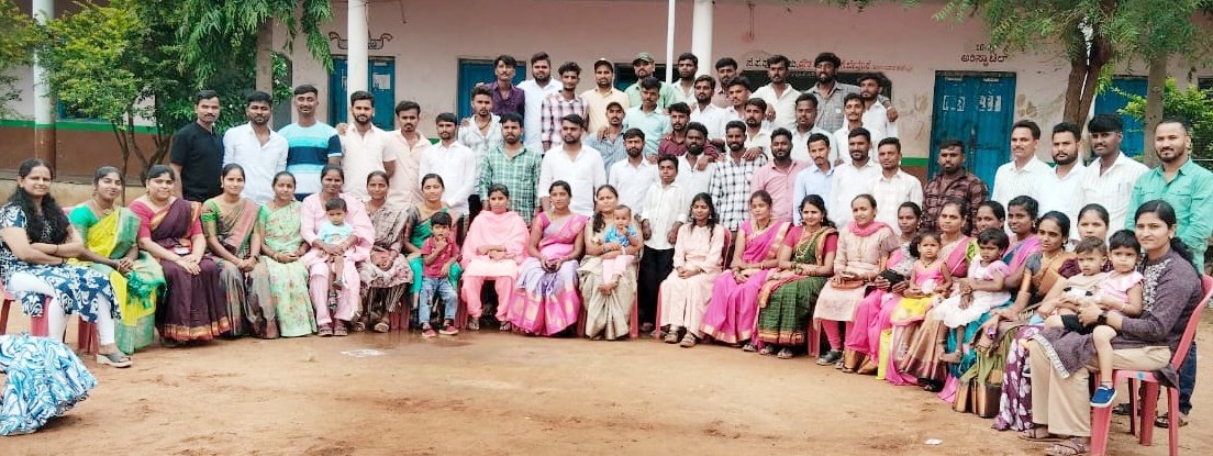 Read more about the article LOCAL NEWS : “ಬೇವೂರ ಹೈಸ್ಕೂಲ್ ನಲ್ಲಿ ದಶಕದ ಬಳಿಕ ಭೇಟಿಯಾದ ಸಹಪಾಠಿಗಳು”