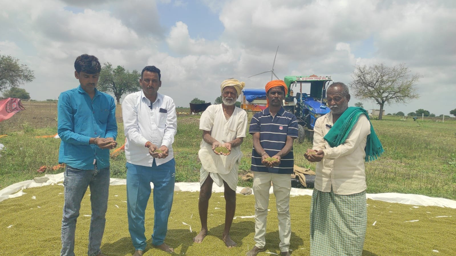 Read more about the article LOCAL NEWS : “ಕೊಪ್ಪಳ |ಅಳಿದುಳಿದ ಹೆಸರು ಕಾಳಿಗೆ ಬೆಂಬಲ ಬೆಲೆ  ನೀಡಲು ಮತ್ತು ಖರೀದಿ ಕೇಂದ್ರ ಆರಂಭಿಸಲು  ರೈತರ ಆಗ್ರಹ”