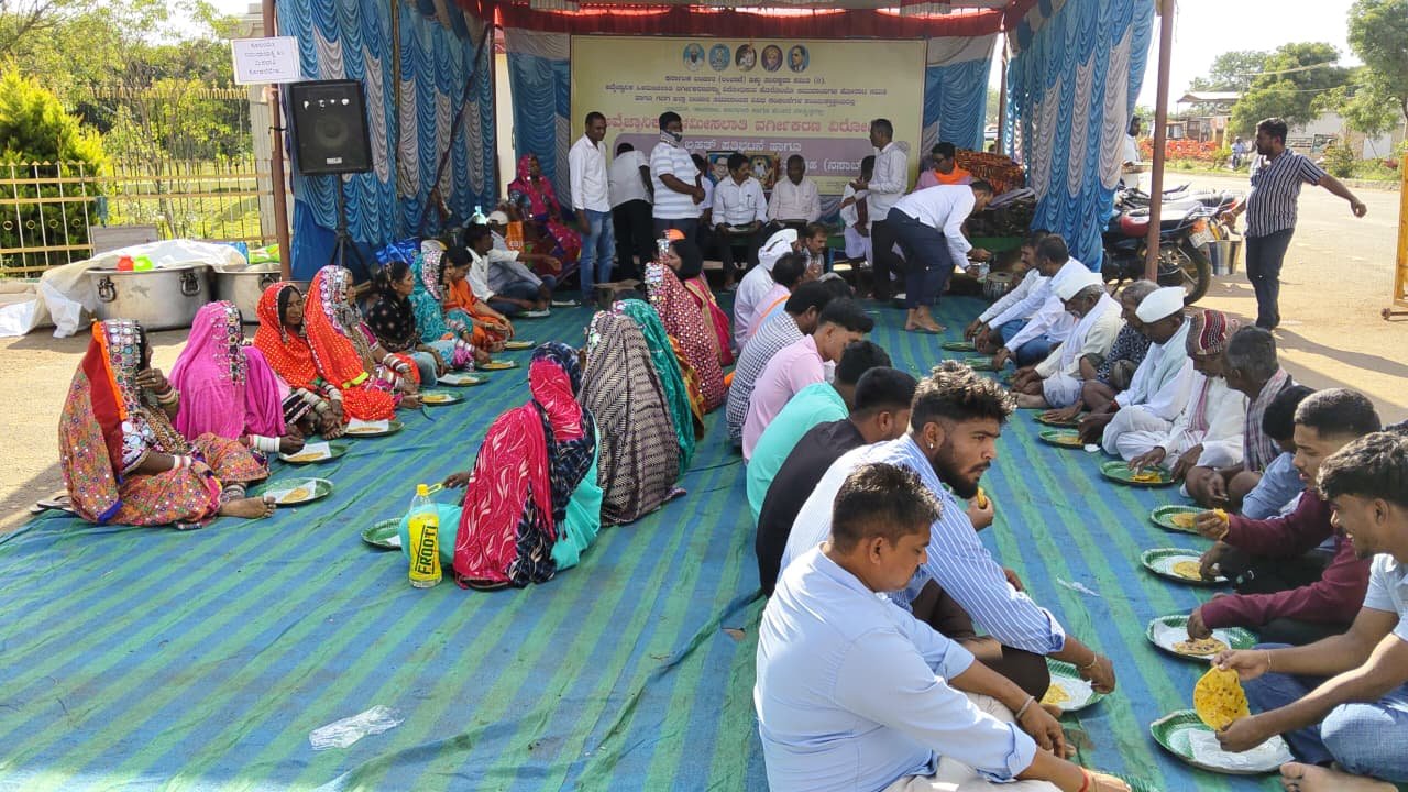 Read more about the article STATE NEWS : ಬಂಜಾರ ಸಮುದಾಯದಿಂದ ಒಳಮೀಸಲಾತಿ ವಿರೋಧಿಸಿ ಅಹೋರಾತ್ರಿ ಧರಣಿ : ಜಿಲ್ಲಾಧಿಕಾರಿ ಕಛೇರಿ ಮುಂದೆಯೇ ಸೀಗೆ ಹುಣ್ಣಿಮೆ ಆಚರಣೆ!