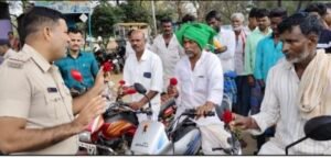 Read more about the article LOCAL NEWS : ಬೈಕ್‌ ಸವಾರರಿಗೆ ಗುಲಾಬಿ ಹೂವು ನೀಡಿ ಹೆಲೈಟ್ ಜಾಗೃತಿ ಮೂಡಿಸುತ್ತಿರುವ ಬೇವೂರು ಪಿಎಸ್‌ಐ ಎಸ್‌.ಪಿ ನಾಯ್ಕ್‌!