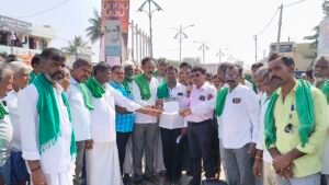 Read more about the article LOCAL NEWS : ಕಡಲೆ ಬೆಳೆ ಬೆಂಬಲ ಬೆಲೆ ಹಾಗೂ ಬರ ಪರಿಹಾರಕ್ಕೆ ಆಗ್ರಹಿಸಿ ರೈತ ಸಂಘ–ಹಸಿರು ಸೇನೆಯ ಬೃಹತ್ ಪ್ರತಿಭಟನೆ!