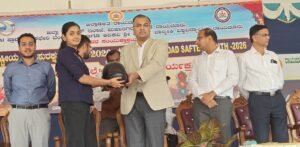 STATE NEWS : ಕಾಲೇಜು ವಿದ್ಯಾರ್ಥಿಗಳಿಗೆ ಉಚಿತ ಹೆಲ್ಮೆಟ್ ವಿತರಣೆ..!