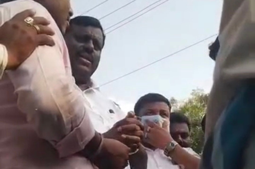 You are currently viewing KOPPAL NEWS : ಕೊಪ್ಪಳ | ಹಿರೇಬಗನಾಳ ರೈತರು ಶಾಸಕ ರಾಘವೇಂದ್ರ ಹಿಟ್ನಾಳ ತರಾಟೆ : ಮುಖ್ಯಮಂತ್ರಿ ಅವರನ್ನು ಕರೆತರುವಂತೆ ಆಗ್ರಹ..!