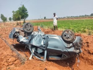 KOPPAL NEWS : ವೇಗದ ಕಾರು ಹ್ಯಾಂಡ್ ಲಾಕ್ ಆಗಿ ಪಲ್ಟಿ: ಪ್ರಾಣಾಪಾಯದಿಂದ ಪಾರಾದ ಚಾಲಕ!