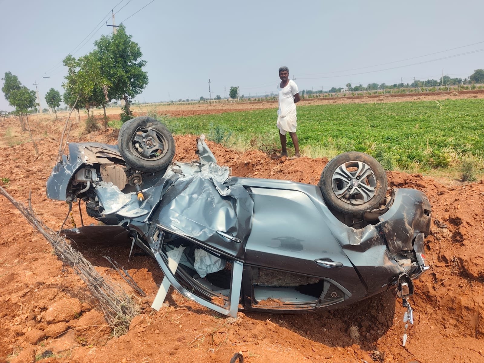 You are currently viewing KOPPAL NEWS : ವೇಗದ ಕಾರು ಹ್ಯಾಂಡ್ ಲಾಕ್ ಆಗಿ ಪಲ್ಟಿ: ಪ್ರಾಣಾಪಾಯದಿಂದ ಪಾರಾದ ಚಾಲಕ!