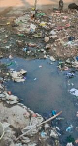 ಮುದಗಲ್ಲ :-ಕಸ-ಕಡ್ಡಿಗಳಿಂದ ತುಂಬಿರುವ ರಸ್ತೆ ಚರಂಡಿ ಇಲ್ಲದೆ ರಸ್ತೆ ಯ ಮೇಲೆ ನೀರು : ಸಾಂಕ್ರಾಮಿಕ ರೋಗದ ಭೀತಿಯಲ್ಲಿ ವಾಡ೯ ಜನತೆ..