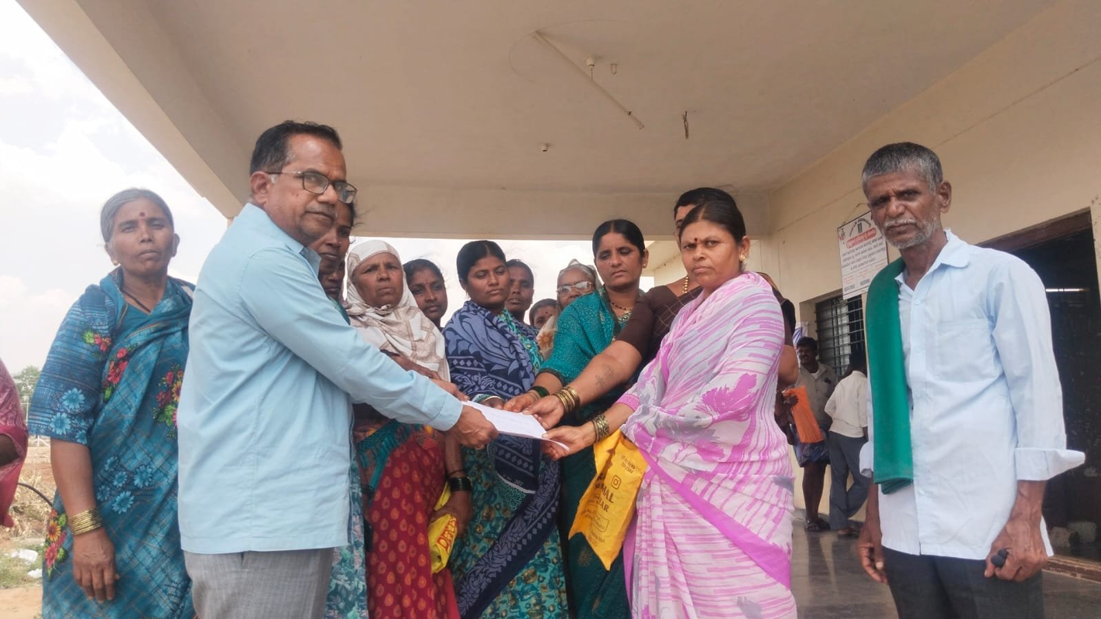 Read more about the article LOCAL NEWS : ಸಿದ್ನೆಕೊಪ್ಪ ಗ್ರಾಮದಲ್ಲಿ ಅಕ್ರಮ ಸಾರಾಯಿ ಮಾರಾಟ ಬಂದ್ ಮಾಡುವಂತೆ ಮಹಿಳೆಯರ ಒತ್ತಾಯ..!