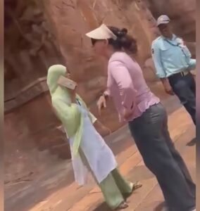 FLASH NEWS : ಪುರಾತತ್ವ ಇಲಾಖೆ ಸಿಬ್ಬಂದಿ ವಿರುದ್ಧ ಪ್ರವಾಸಿ ಮಹಿಳೆ ಆಕ್ರೋಶ!