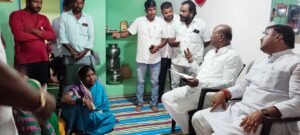 ಬಸ್ ದುರಂತದಲ್ಲಿ ಪ್ರಾಣ ಕಳೆದುಕೊಂಡ ವೈದ್ಯ ವಿದ್ಯಾರ್ಥಿನಿ ಸುಮ೦ಗಲ ಮನೆಗೆ ಶಾಸಕ ಮಾನಪ್ಪ ವಜ್ಜಲ್ ಭೇಟಿ ನೀಡಿ ಕುಟುಂಬ ಸ್ಥರಿಗೆ ಸಾಂತ್ವನ..