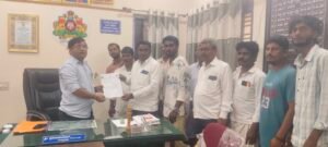 ಮುದಗಲ್ಲ :ನಿಕಟಪೂರ್ವವಾಗಿ ತೀರ್ಮಾನಿಸಿದ ಸ್ಥಳದಲ್ಲಿ ಶ್ರೀ ಮಹರ್ಷಿ ವಾಲ್ಮೀಕಿ ನಾಮಫಲಕ ಅಳವಡಿಸಲು ಸೂಕ್ತ ಅನುಮತಿ ನೀಡಿ ಎಂದು ಮುಖ್ಯಾಧಿಕಾರಿಗೆ ಮನವಿ ಪತ್ರ ಸಲ್ಲಿಕೆ..‌